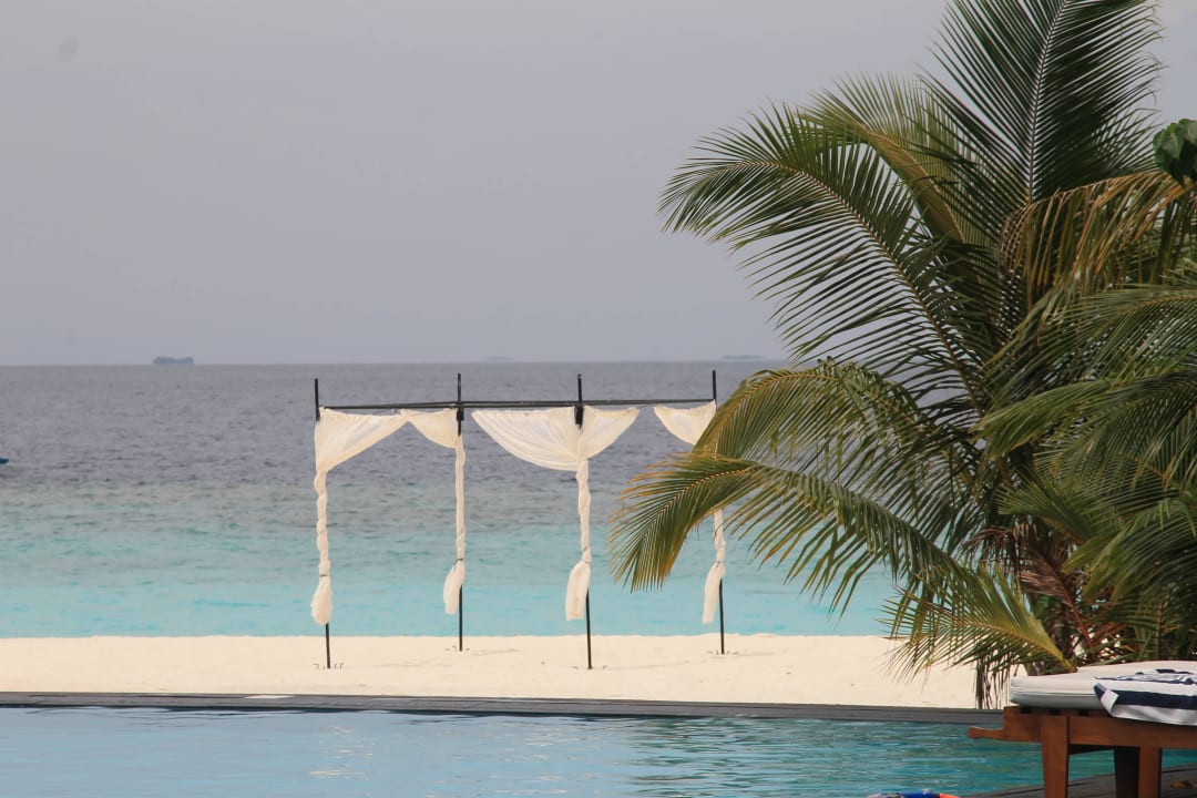 Blick vom Pool zum Strand Adaaran Select Meedhupparu Island Resort - Premium All Inclusive
