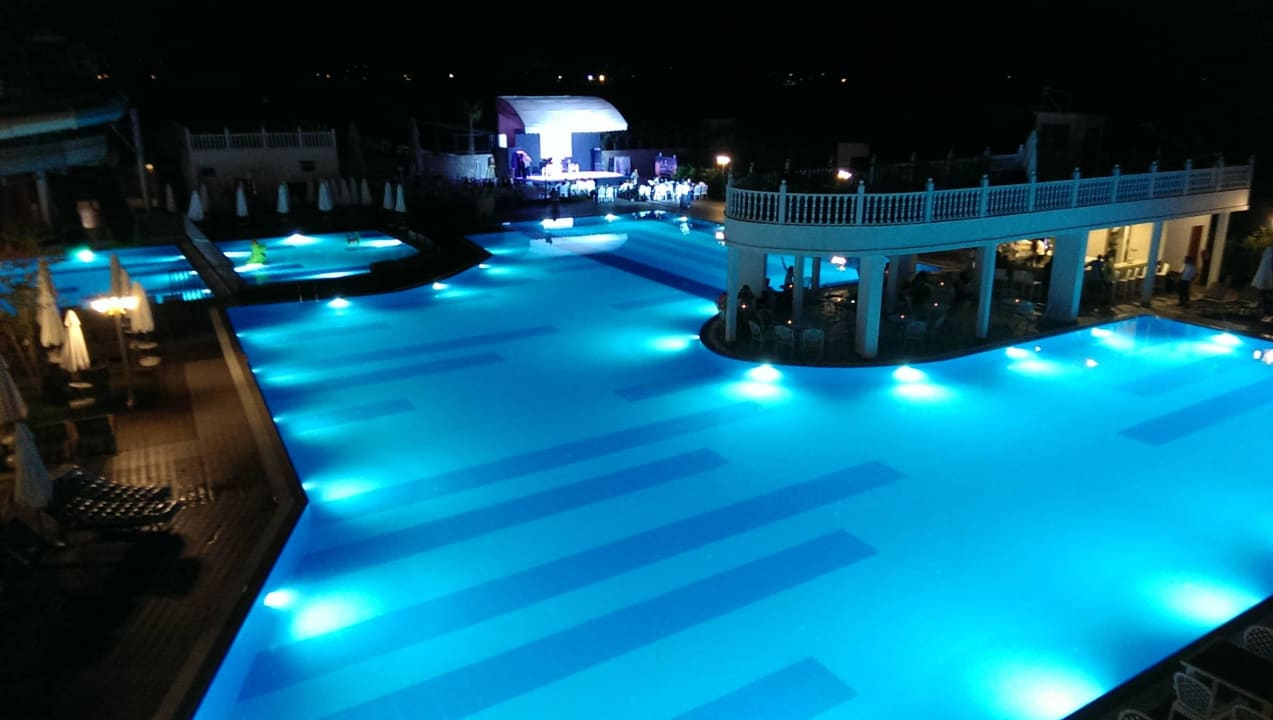 Poolanlage am Abend J'adore Deluxe Hotel & Spa