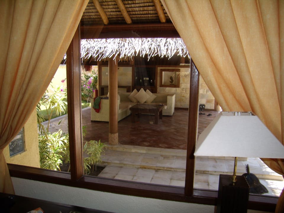 Blick auf den Aussenwohnbereich der Poolvilla Kura Kura Resort