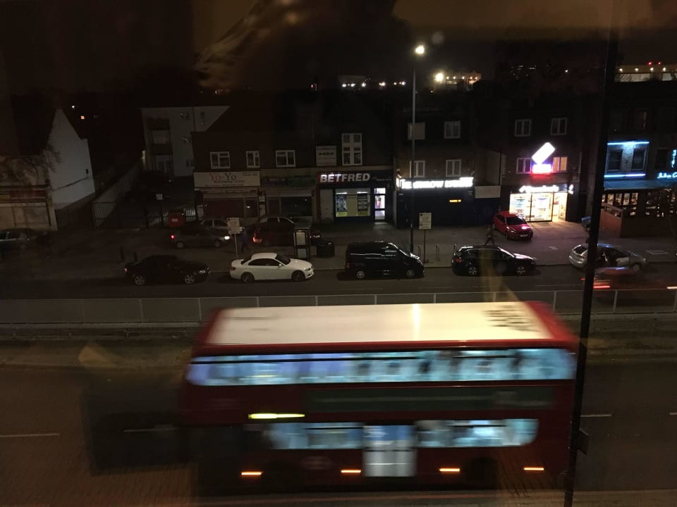 Ausblick zur Straße DoubleTree by Hilton London Heathrow Airport