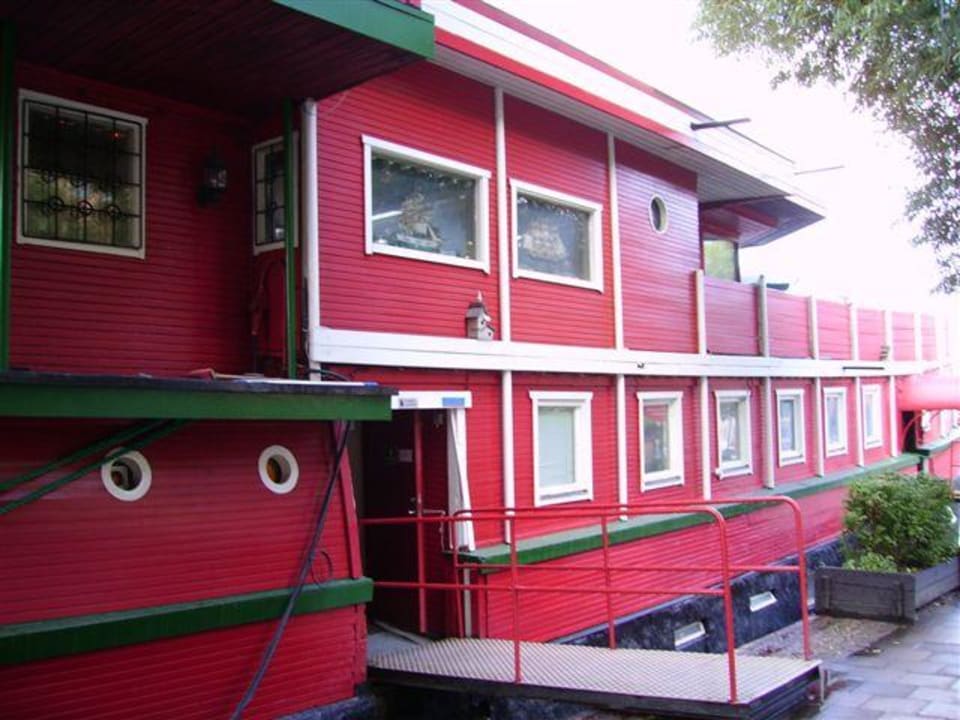 The Red Boat, Hauptschiff Hotel The Red Boat