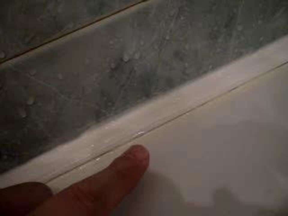 Risse in Silikon durch Last auf Plastikbadewanne Duni Royal Holiday Village