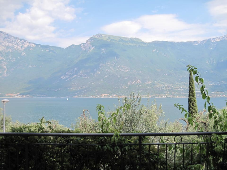 Traumhafter Ausblick von der Terrasse über den Gardasee Hotel Mercedes