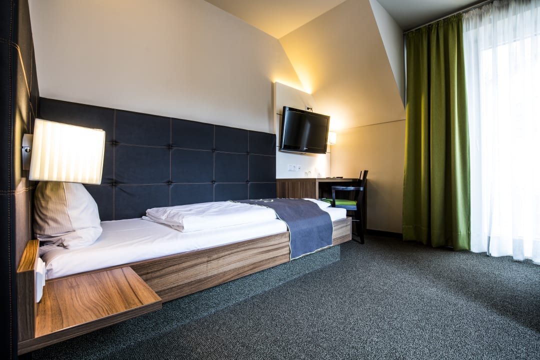 Zimmer RiKu HOTEL Weißenhorn