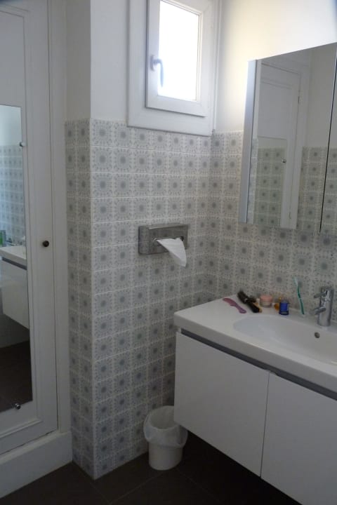 Badezimmer, links Spiegelschrank Hotel Gounod Nice