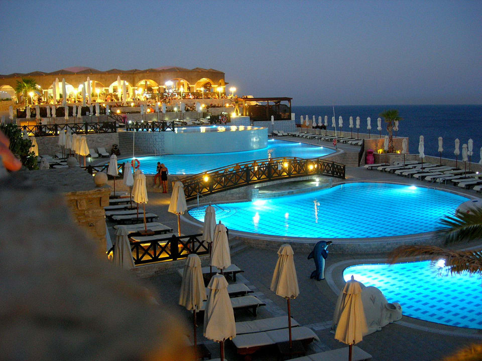 Einer der Pools bei Nacht  Hotel Kalithea Horizon Royal