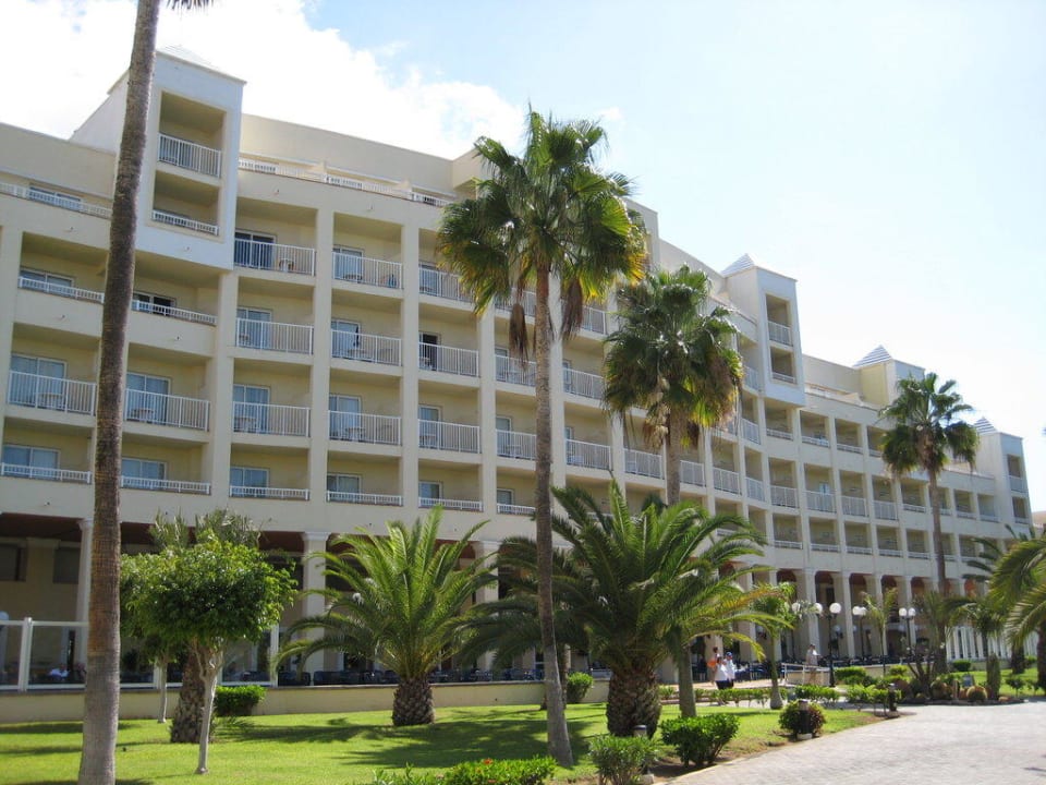 Hauptgebäude aus dem Garten, näher Hotel Riu Gran Canaria