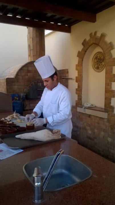 Koch bei der Arbeit Hotel JAZ Makadi Star & Spa