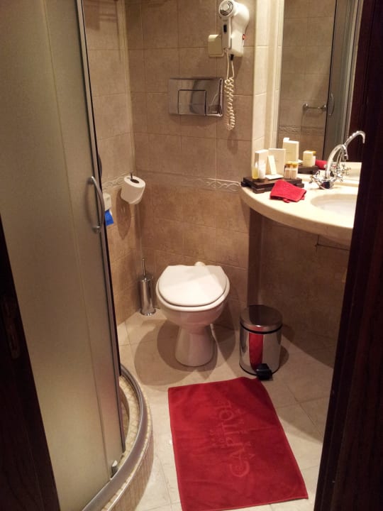 Kleines aber komplettes Bad Capitol Hotel