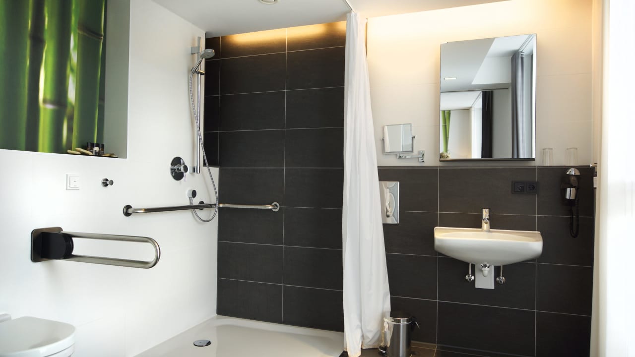 Das grosszügige Badezimmer LAGO hotel & restaurant am see