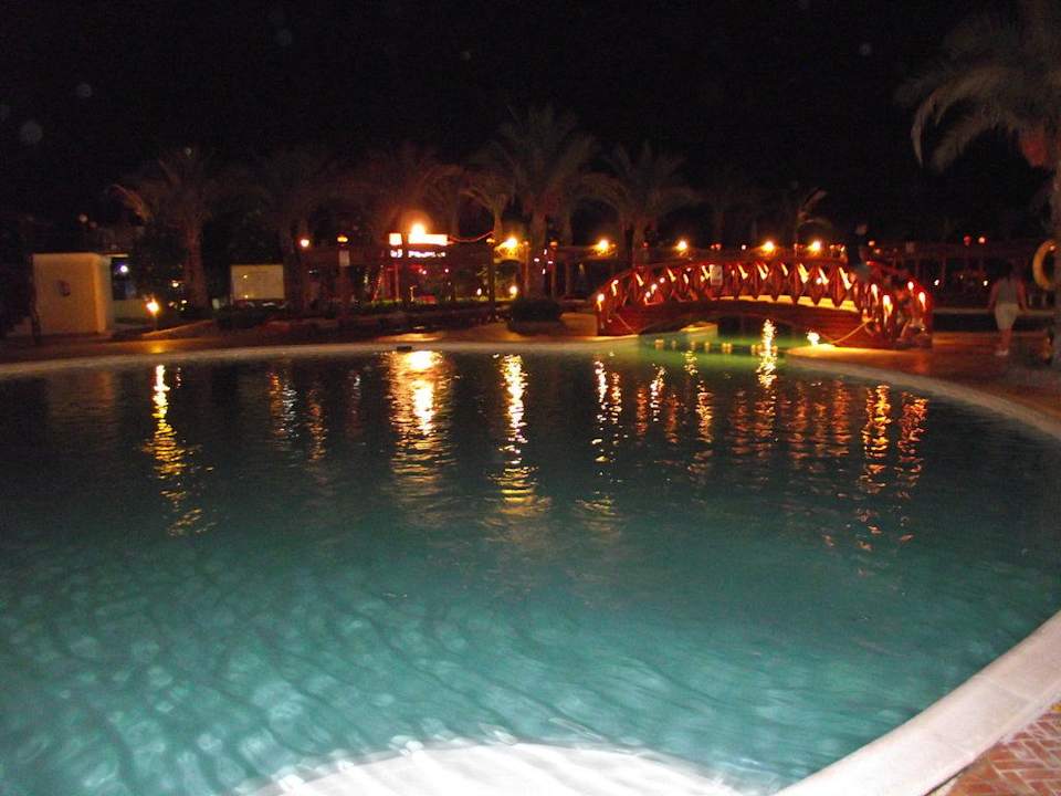 Вечерний бассейн Riviera Aqua Park Resort