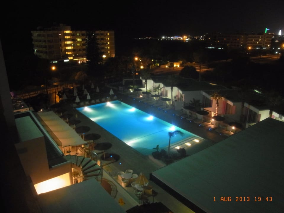 Poolanlage bei Nacht Napa Mermaid Hotel & Suites