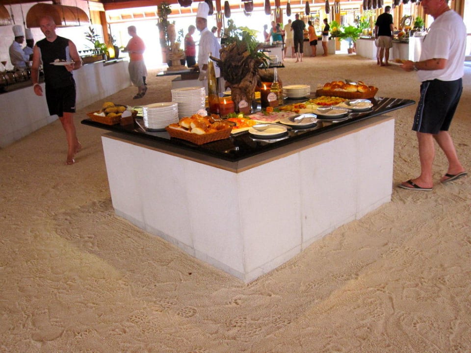 Vorspeisenbüffet am Mittag Vilamendhoo Island Resort & Spa