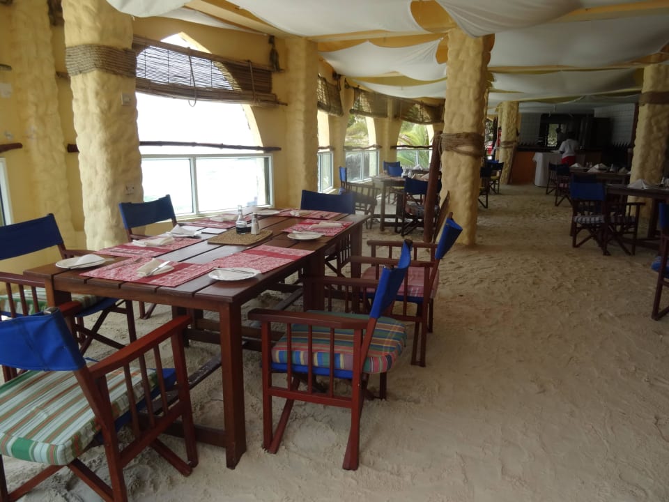 Auf dem Weg zum Strand, konnte man rasten Bahari Beach Hotel