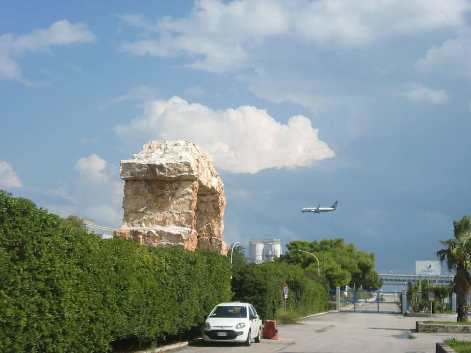 Einfahrt zwischen Industrieanlagen Best Western Hotel Nettuno