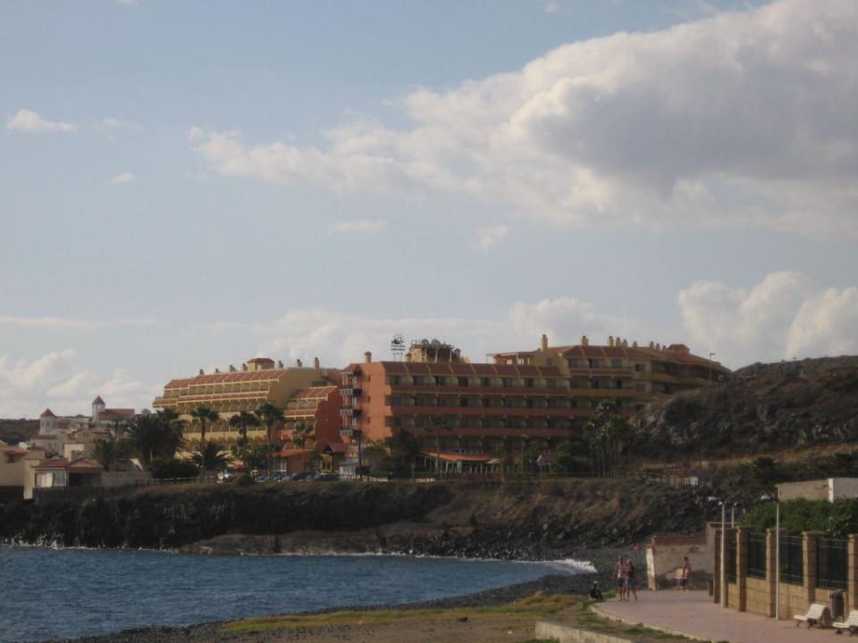 Blick von Uferpromenade auf das Hotel HOVIMA Jardin Caleta