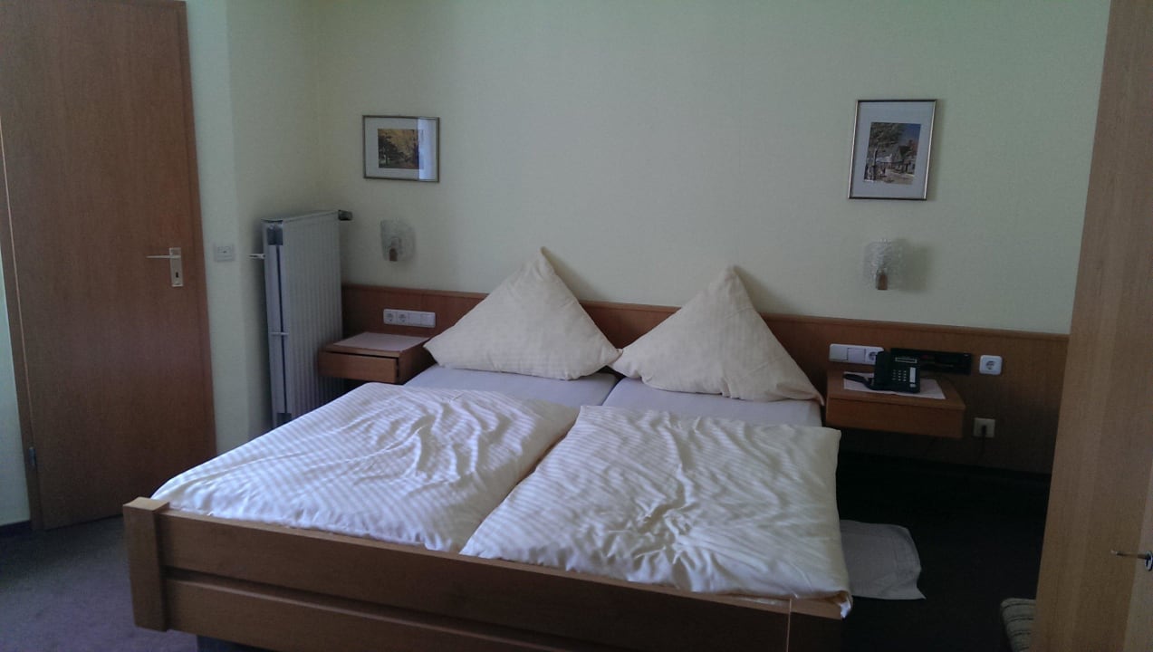 Altes Bett, aber sehr bequem Hotel Weinrich