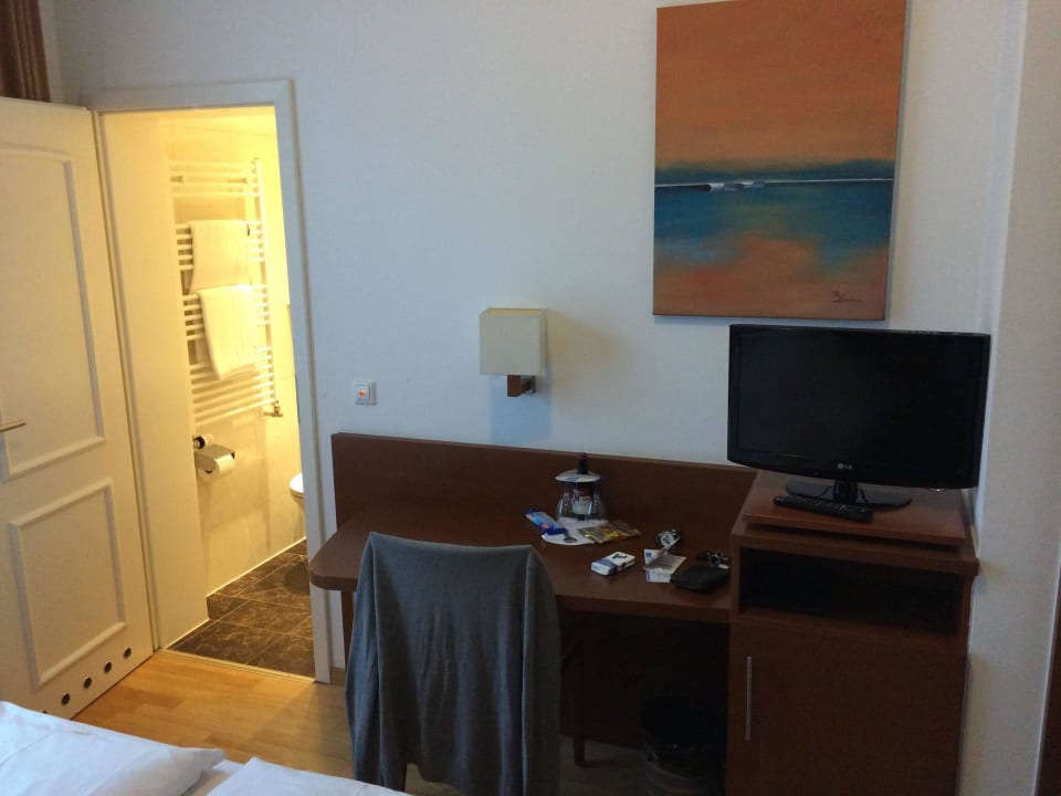 Schreibtisch und Fernseher Hotel Graf Zeppelin