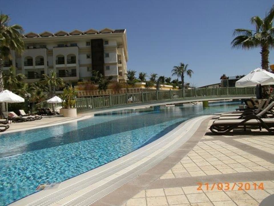 Sauber und ausreichend Platz, am langen Pool Diamond Excellence Resort & Spa