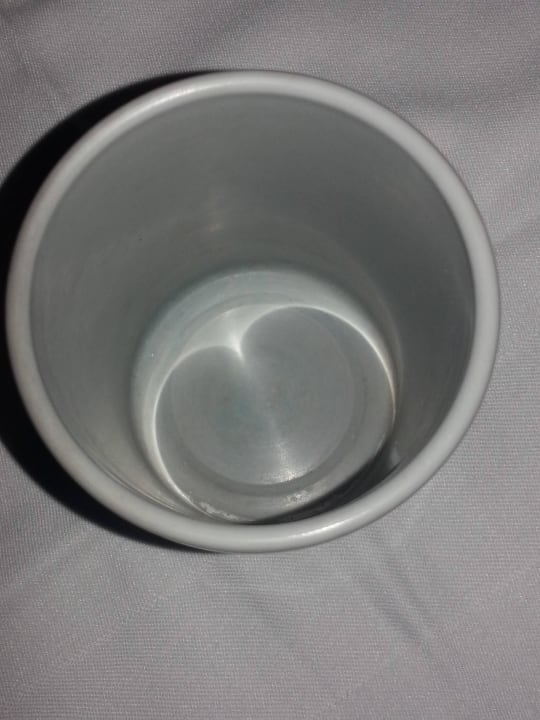 Schmutziger Zahnputbecher.. Hotel Geranion Village