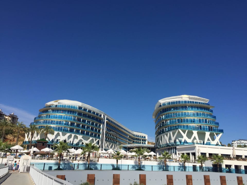 Außenansicht aus der Überführung/Brücke Vikingen Infinity Resort & Spa