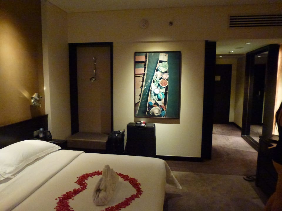 Bett und Abstellbereich fürs Gepäck Millennium Hilton Bangkok