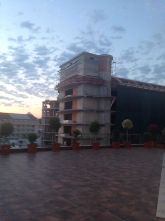 Baustellen direkt neben dem Hotel es ist laut Litore Resort & Spa