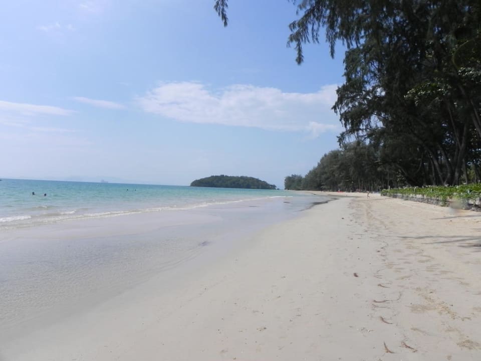 Blick auf den hoteleigen Strand Dusit Thani Krabi Beach Resort