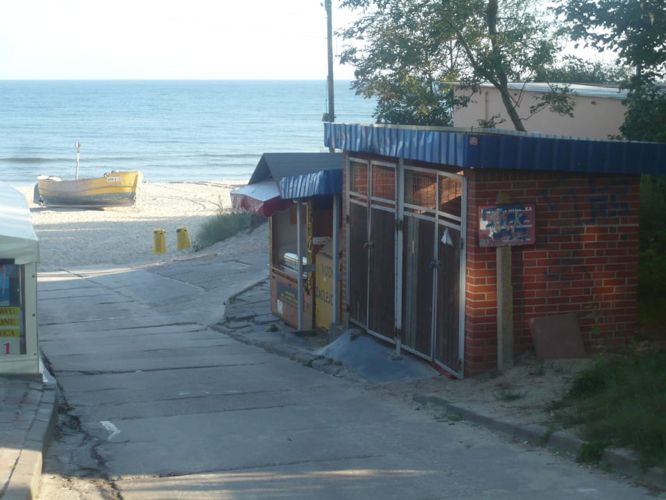 Weg zum Strand, vorbei an Fischerbuden Strandhotel Plaża