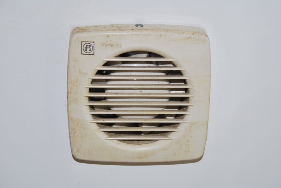 Die Abluft im Bad ist verschmutzt und funktionslos Hotel Marte