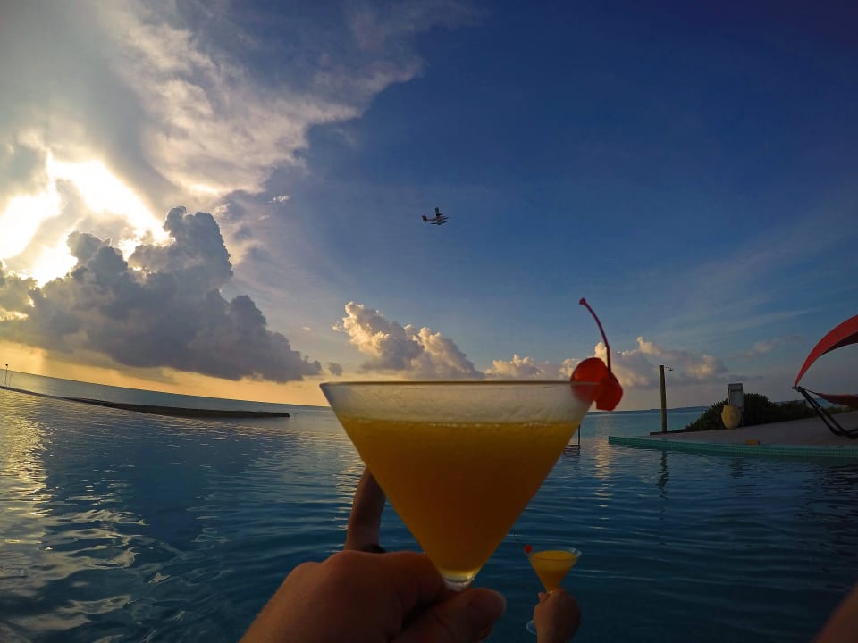 Leckere Cocktails im Pool Atmosphere Kanifushi Maldives