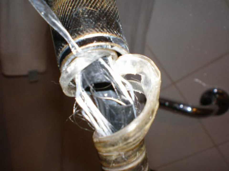 Bruchstelle des Schlauches der Dusche Hotel Pavillion d'Italie