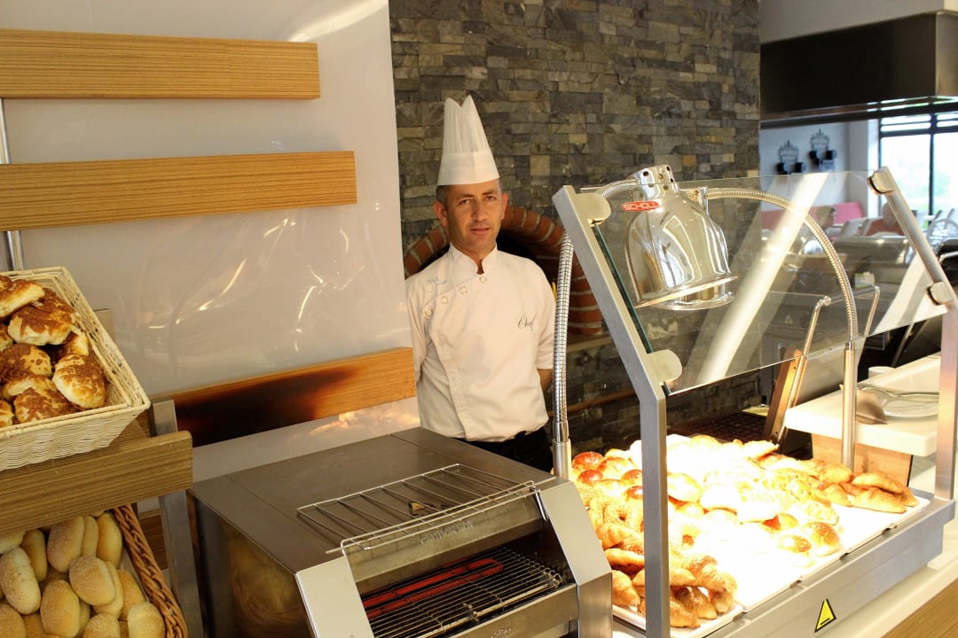 Freundlicher Koch Jiva Beach Resort