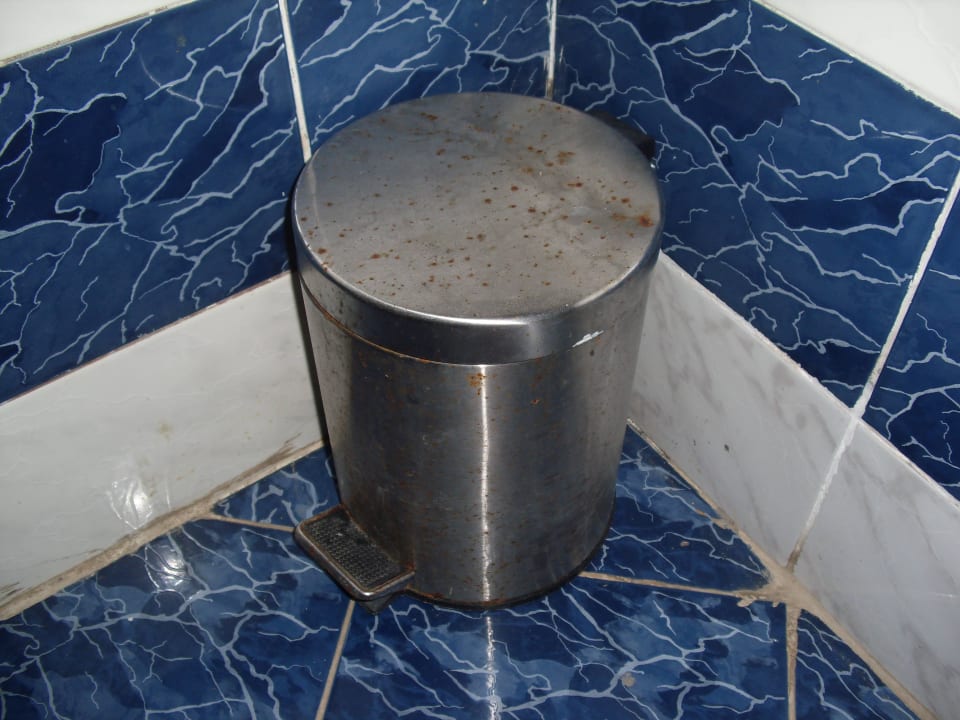 Verrostetter Toiletteneimer im Bad Desert Rose