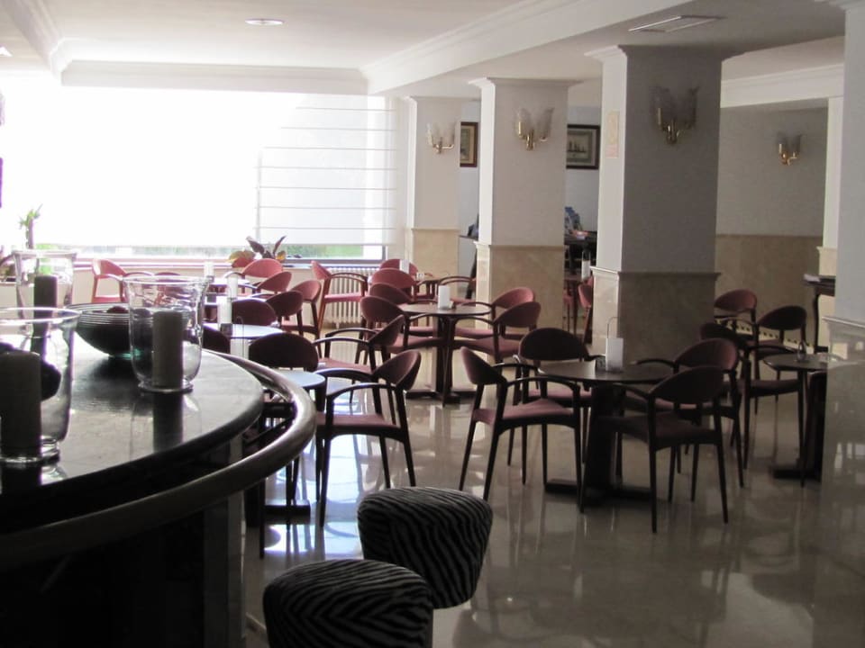 Sitzmöglichkeiten an der Bar Hotel Morito
