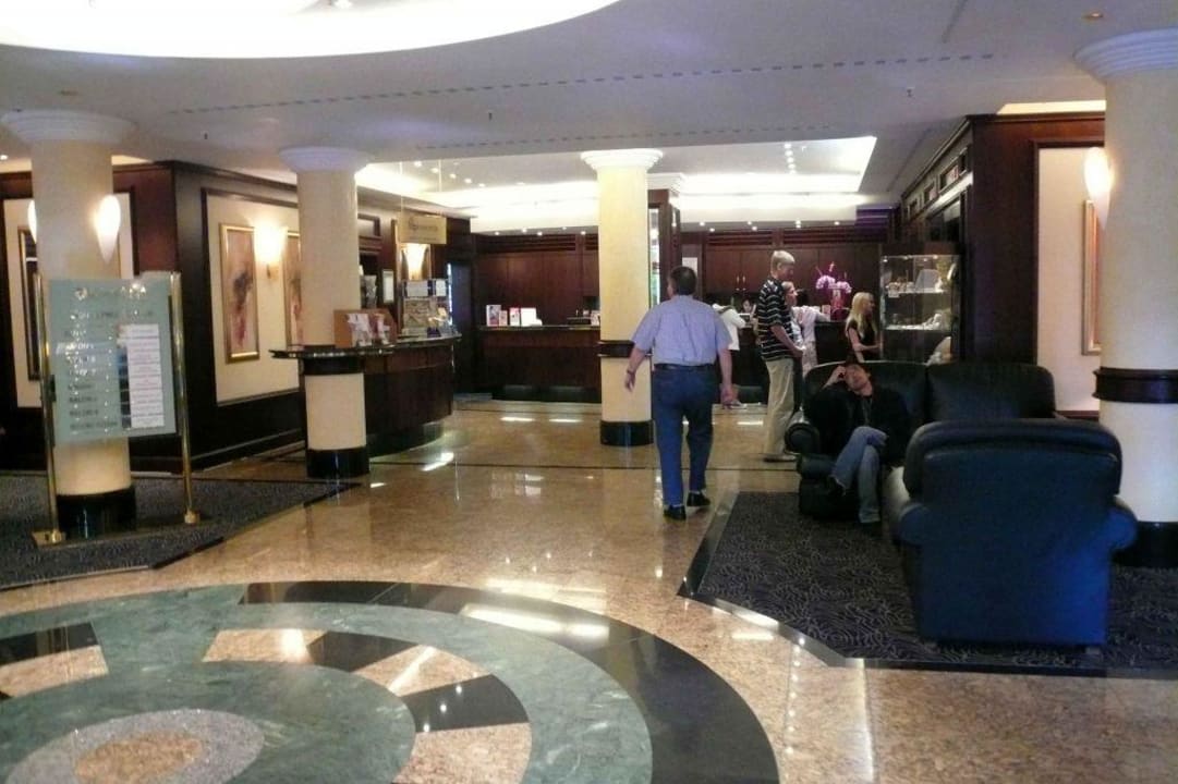 Sicht des Foyers vom Eingang auf die Rezeption HYPERION Hotel Berlin