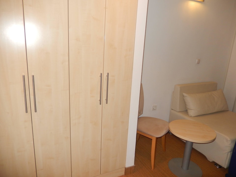 Vorzimmer mit TV Sunny Rabac by Valamar