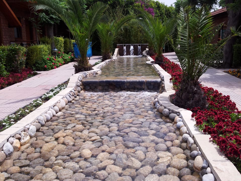 Wasserlauf im Garten Can Garden Beach