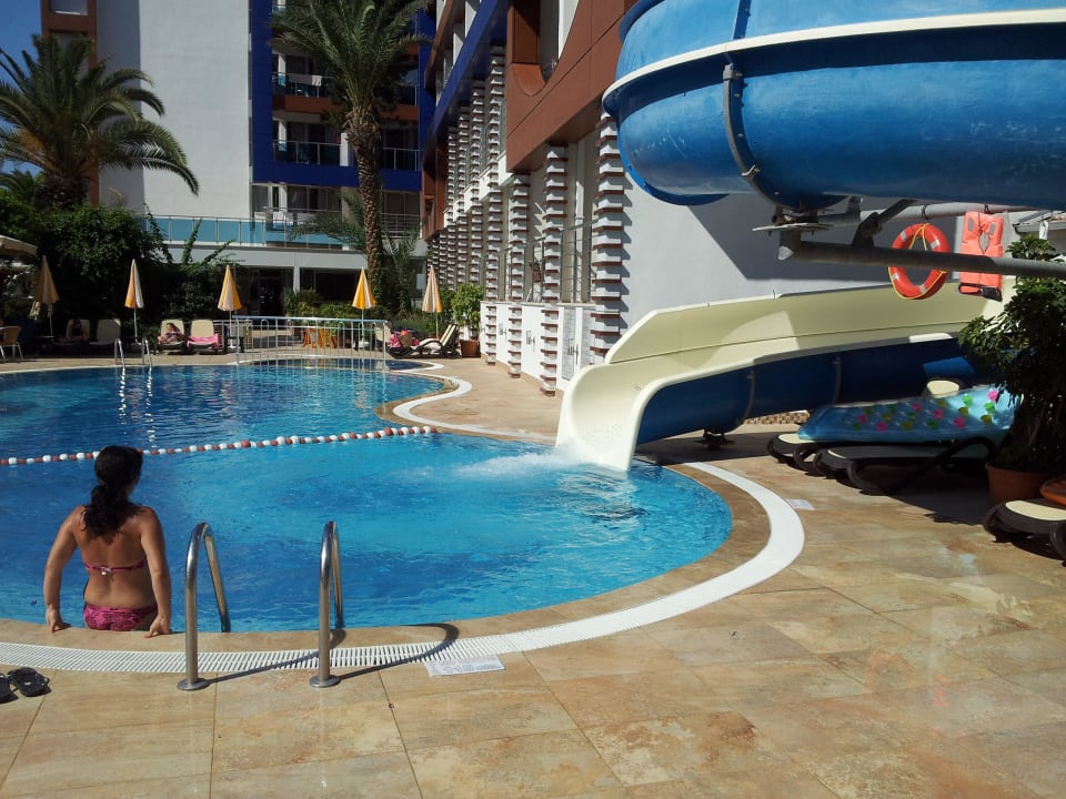 Pool mit Blick auf das Poolrestaurant Gardenia Hotel