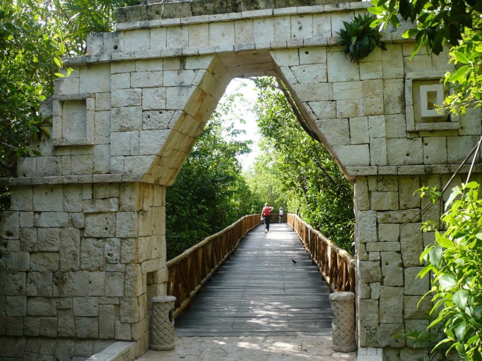 Weg durch die Hotelanlage zum Strand Catalonia Royal Tulum Beach & Spa Resort - Adults only