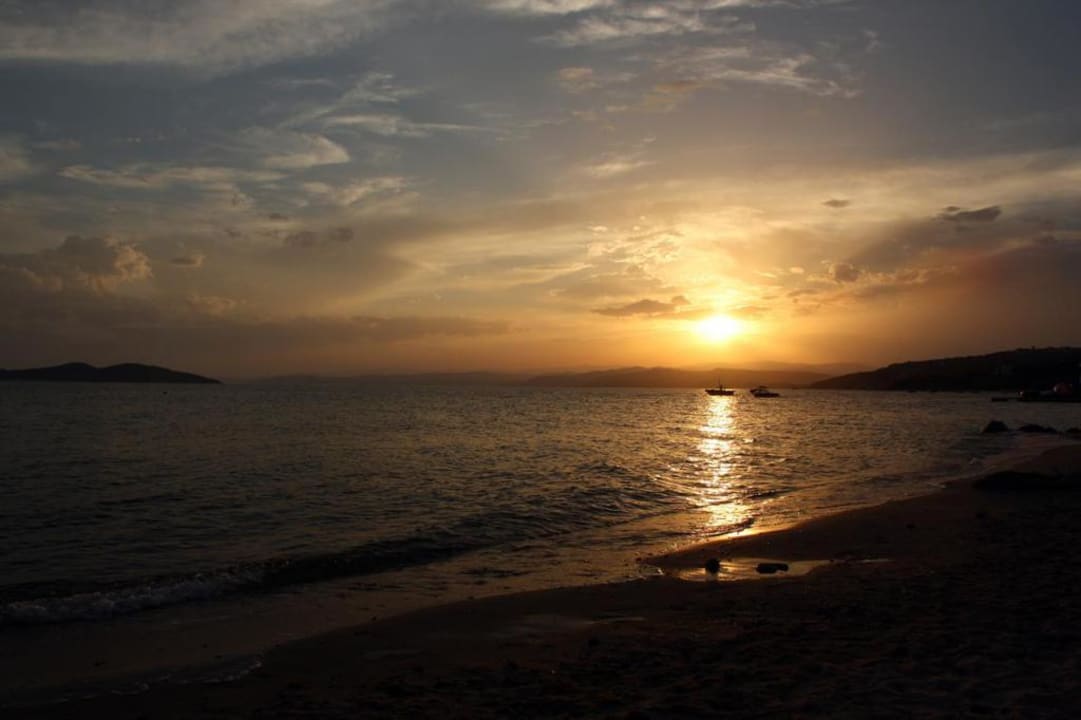 Hotelstrand am Abend Akrathos Beach Hotel