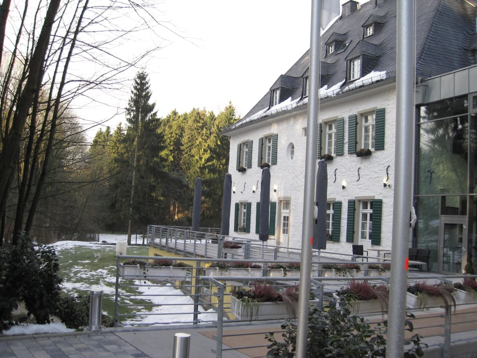 Außenansicht und Terrasse direkt an Bach Hotel Gut Landscheid