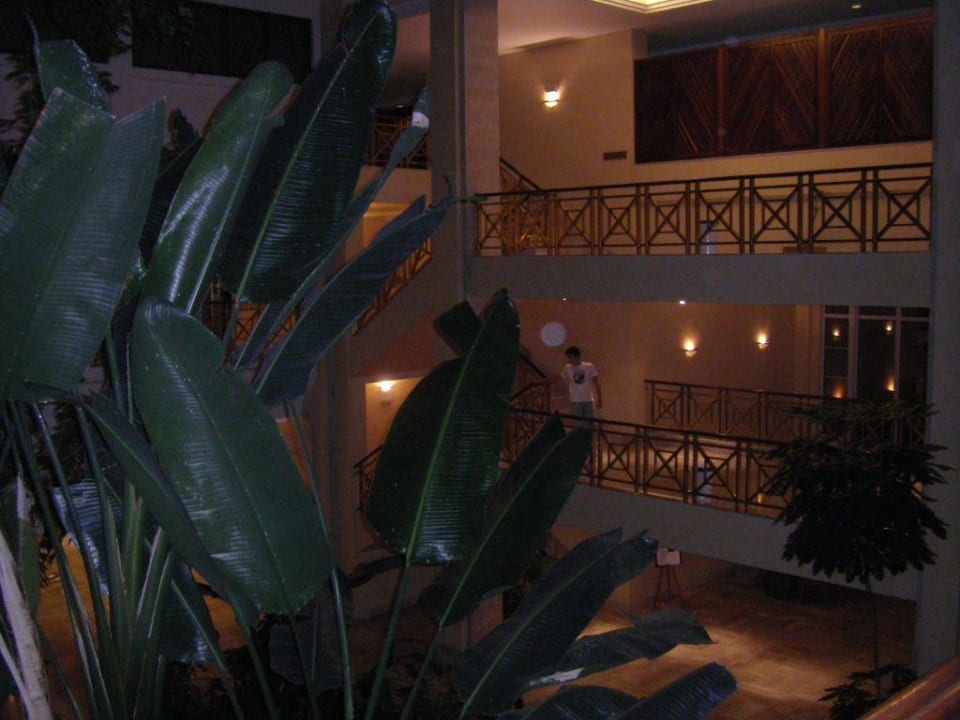 Hotelhalle abends Hipotels Playa la Barrosa