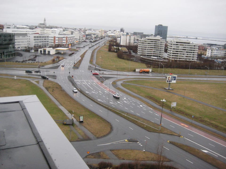 Laute Hauptverkehrsstraße vor dem Hotel  Hilton Reykjavik Nordica