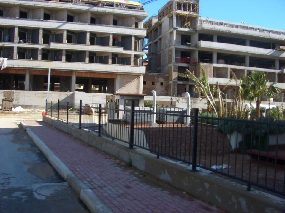 An dieser Baustelle gehts vorbei Sunis Evren Beach Resort Hotel & Spa