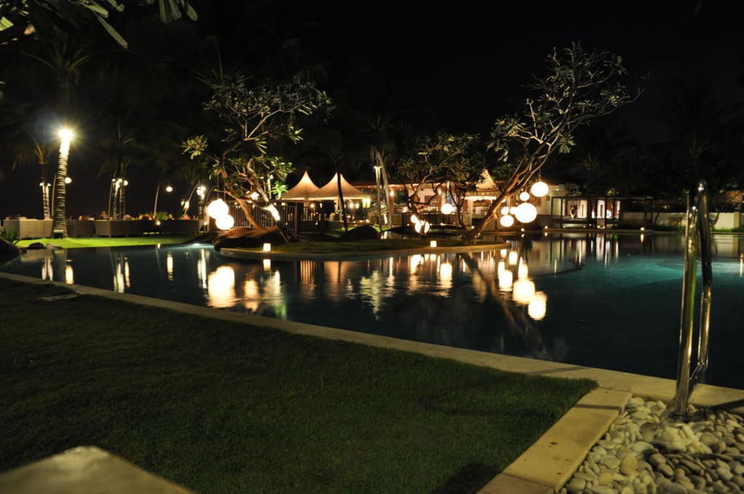Pool- und Gartenalage des Hotels bei Nacht The Samaya Bali - Seminyak