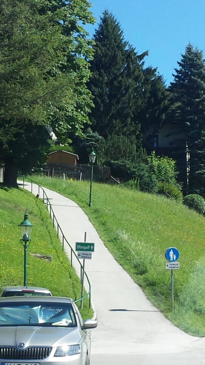 Steiler Fußweg vom Parkplatz zum Hotel Hotel Schwarzer Adler