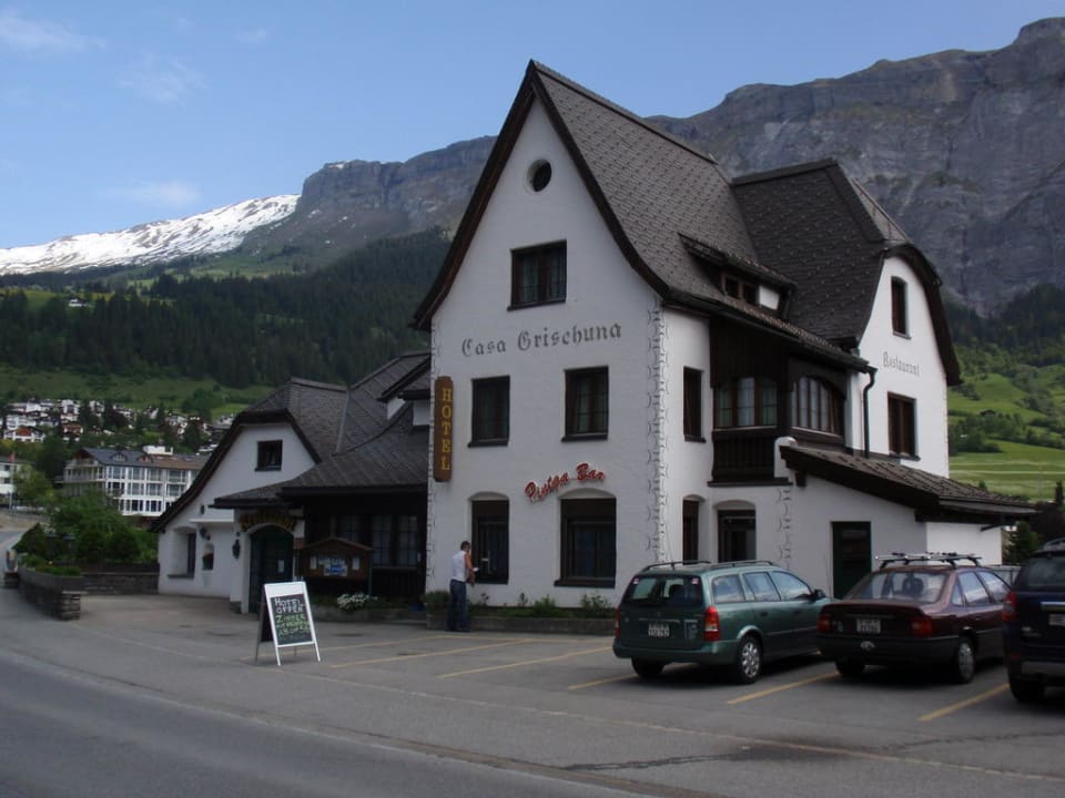 Vorderansicht mit Restaurant Hotelino Grischuna