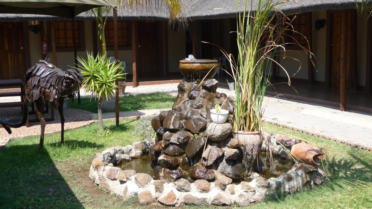 Innenhof der Zimmer Thebe River Lodge