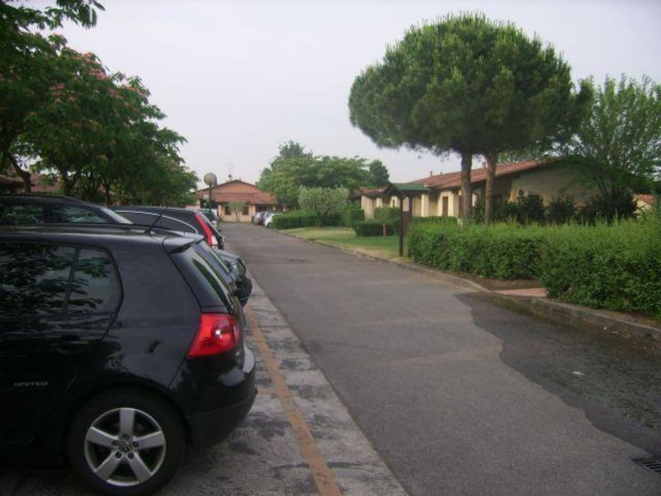 Parkplätze vor den Bungalow´s The Garda Village